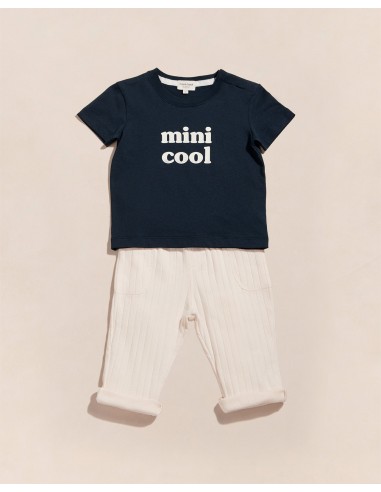 Le t-shirt Mini cool charbon et le pantalon Lars crème 2024