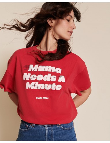 Le t-shirt Mama needs a minute en coton bio - garment dye rouge le des métaux précieux